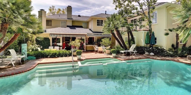 Historic Summer Villas United States: Architecture, Economics, and Preservation