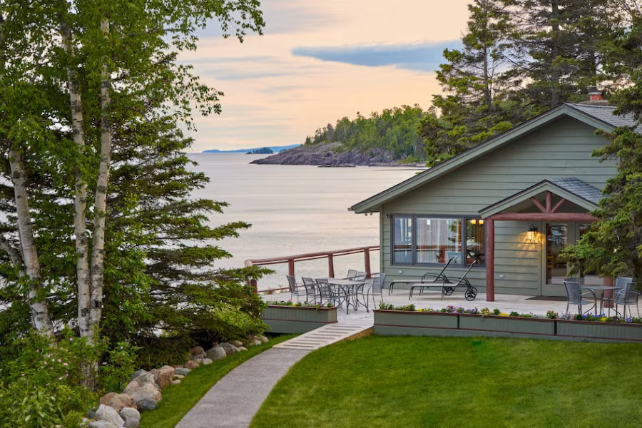 Lakefront Summer Villas America: Premium Luxury Rentals Guide
